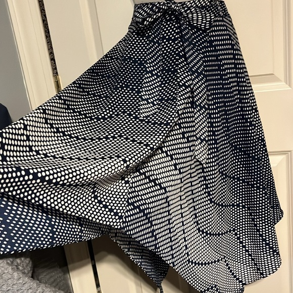 Banana Republic size 2 skirt. High low hem. Ombré color pattern. Navy and white - Picture 4 of 6